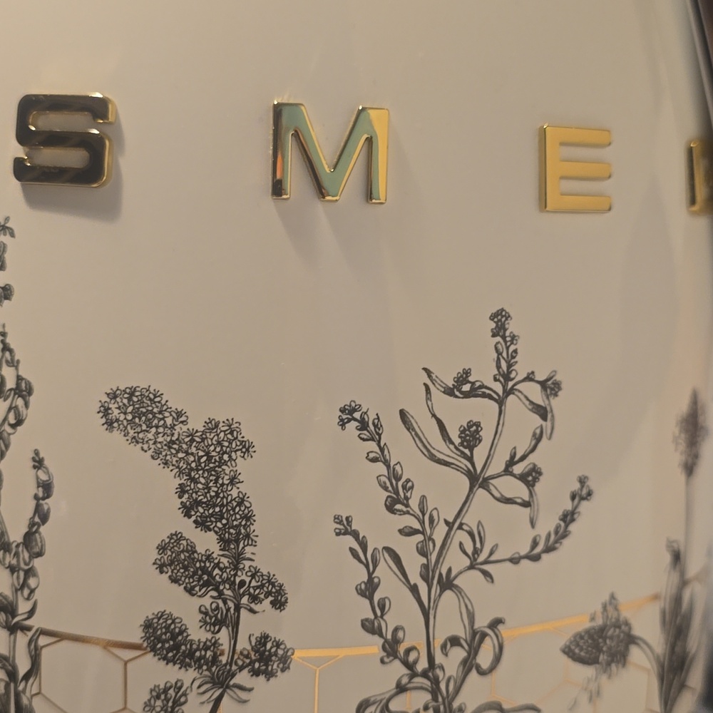 BESTSELLER SMEG Honeycomb Electric Kettle - Picture 15 of 15
